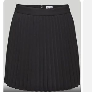 Aritzia Tabby Pleated Skirt in Black
